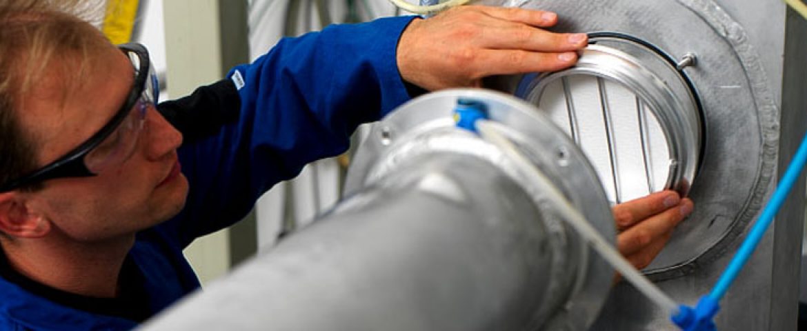 What are the main factors affecting the dust removal characteristics of the dust collector?