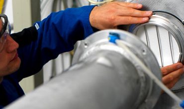 What are the main factors affecting the dust removal characteristics of the dust collector?